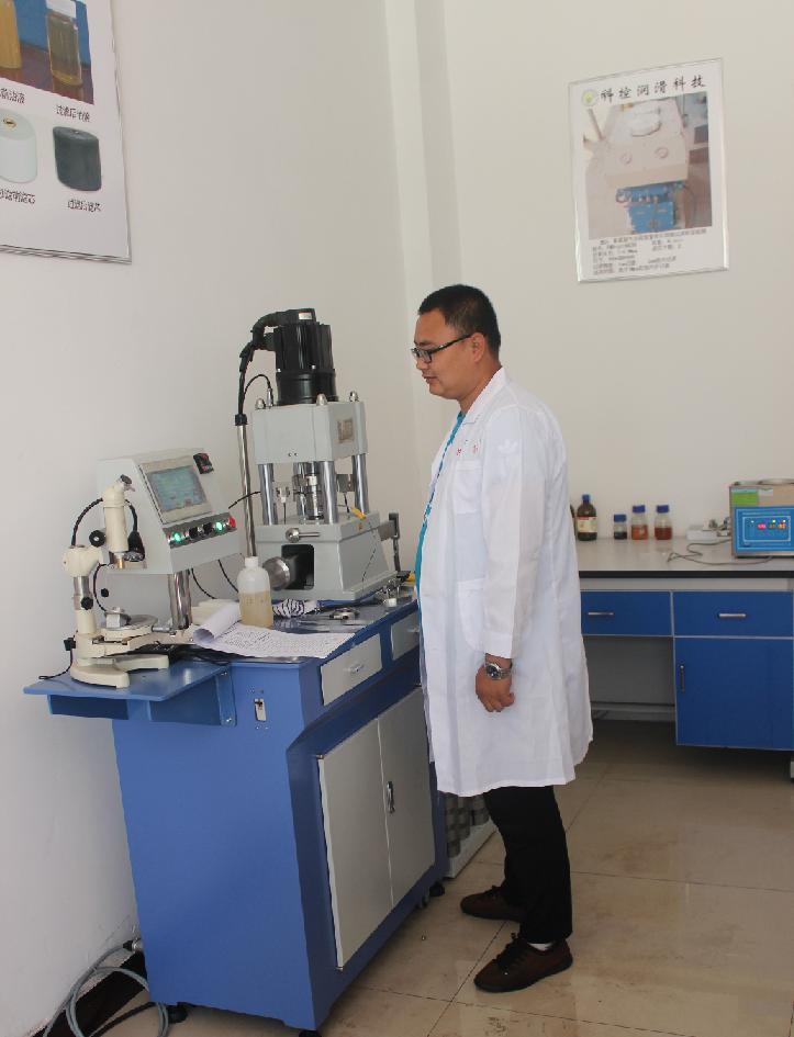 科控技術員查看數據檢測結果